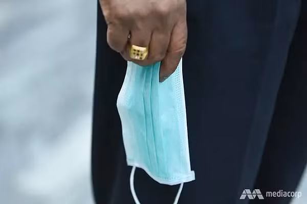 Nhan vien tram xang bi tat vi nhac khach deo khau trang phong COVID-19