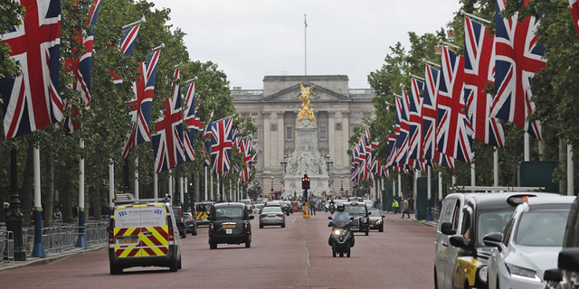 Những hình ảnh đối lập ở London trước và sau khi dịch COVID-19 bùng phát - Hình 13 Nhung hinh anh doi lap o London truoc va sau khi dich COVID-19 bung phat-Hinh-13