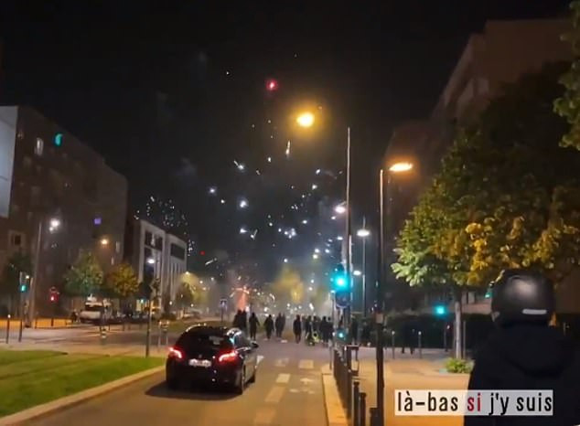 Ảnh: Thủ đô Paris chìm trong hơi cay, bạo loạn giữa phong tỏa vì COVID-19 - Hình 2 Anh: Thu do Paris chim trong hoi cay, bao loan giua phong toa vi COVID-19-Hinh-2