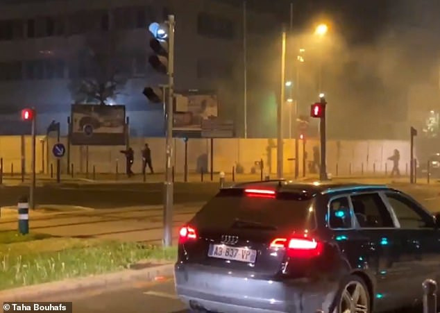 Ảnh: Thủ đô Paris chìm trong hơi cay, bạo loạn giữa phong tỏa vì COVID-19 - Hình 4 Anh: Thu do Paris chim trong hoi cay, bao loan giua phong toa vi COVID-19-Hinh-4