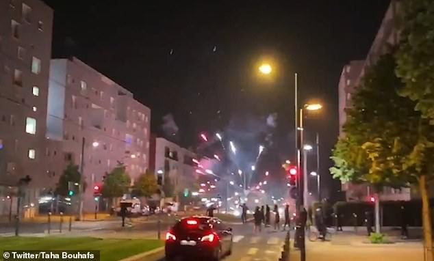 Ảnh: Thủ đô Paris chìm trong hơi cay, bạo loạn giữa phong tỏa vì COVID-19 - Hình 10 Anh: Thu do Paris chim trong hoi cay, bao loan giua phong toa vi COVID-19-Hinh-10