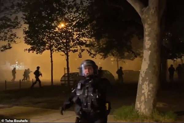 Ảnh: Thủ đô Paris chìm trong hơi cay, bạo loạn giữa phong tỏa vì COVID-19 Anh: Thu do Paris chim trong hoi cay, bao loan giua phong toa vi COVID-19