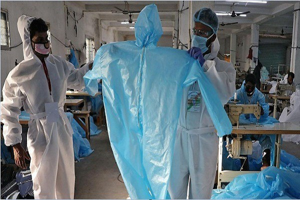 Cảm động nhân viên y tế dùng túi rác, áo mưa thay đồ bảo hộ - Hình 5 Cam dong nhan vien y te dung tui rac, ao mua thay do bao ho-Hinh-5