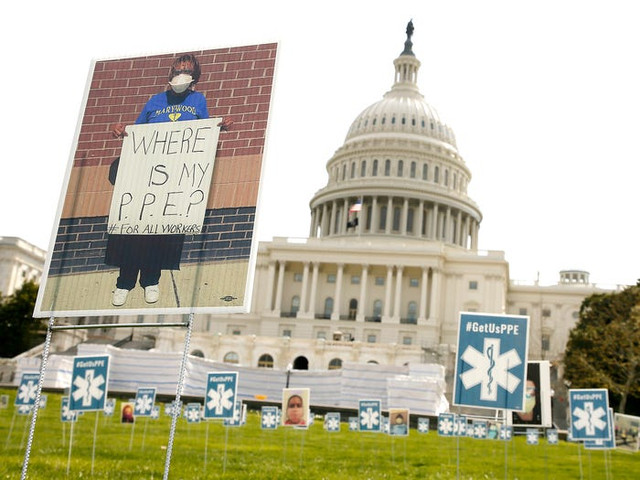 Cảm động nhân viên y tế dùng túi rác, áo mưa thay đồ bảo hộ Cam dong nhan vien y te dung tui rac, ao mua thay do bao ho