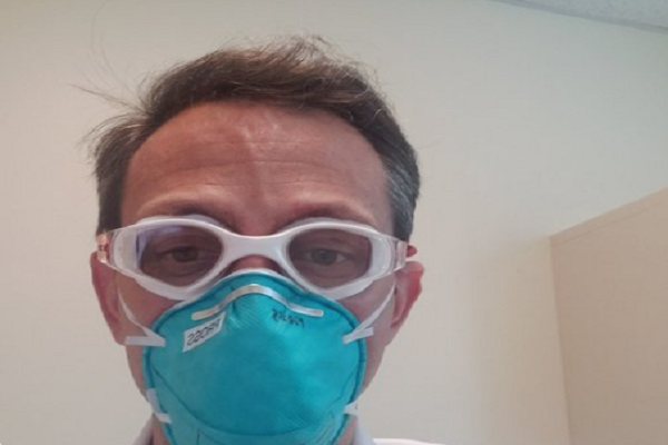 Cảm động nhân viên y tế dùng túi rác, áo mưa thay đồ bảo hộ - Hình 6 Cam dong nhan vien y te dung tui rac, ao mua thay do bao ho-Hinh-6