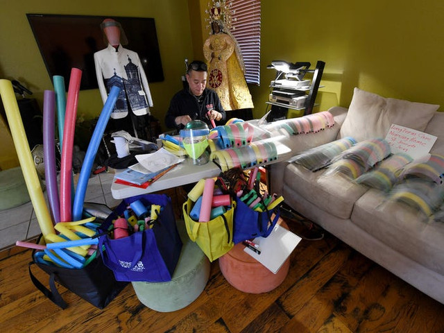 Cảm động nhân viên y tế dùng túi rác, áo mưa thay đồ bảo hộ - Hình 10 Cam dong nhan vien y te dung tui rac, ao mua thay do bao ho-Hinh-10