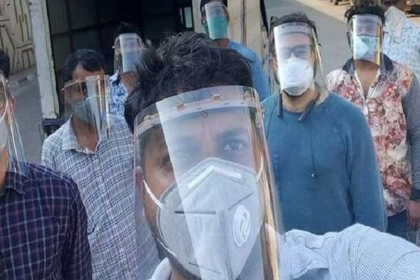 Cảm động nhân viên y tế dùng túi rác, áo mưa thay đồ bảo hộ - Hình 8 Cam dong nhan vien y te dung tui rac, ao mua thay do bao ho-Hinh-8