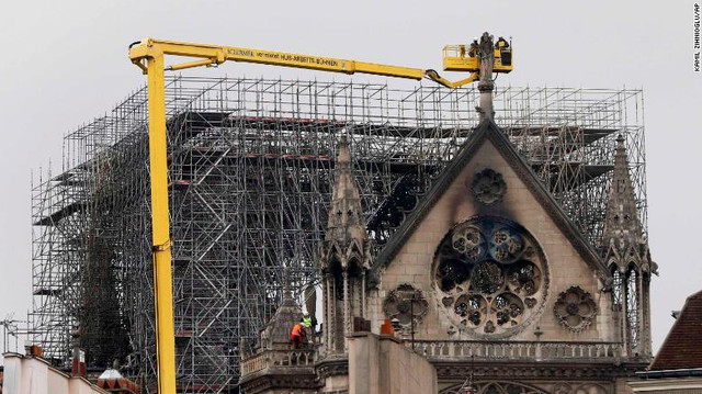 Tan hoang bên trong Nhà thờ Đức Bà Paris sau vụ cháy kinh hoàng - Hình 9 Tan hoang ben trong Nha tho Duc Ba Paris sau vu chay kinh hoang-Hinh-9