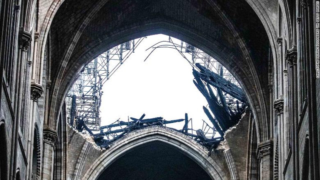 Tan hoang bên trong Nhà thờ Đức Bà Paris sau vụ cháy kinh hoàng - Hình 6 Tan hoang ben trong Nha tho Duc Ba Paris sau vu chay kinh hoang-Hinh-6
