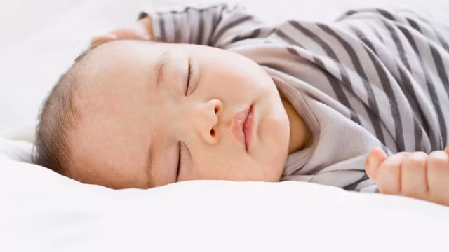 Cach giup tre so sinh ngu ngon trong mua nang nong