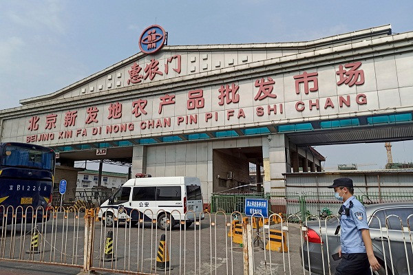 Bên trong khu chợ nổi tiếng Bắc Kinh là ổ dịch COVID-19 mới Ben trong khu cho noi tieng Bac Kinh la o dich COVID-19 moi