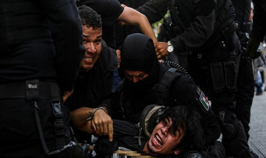 Cảnh sát và người biểu tình tại Mexico đụng độ dữ dội - Hình 6 Canh sat va nguoi bieu tinh tai Mexico dung do du doi-Hinh-6