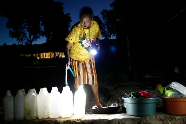 Hạn hán kéo dài khiến cư dân đảo ở Indonesia điêu đứng - Hình 10 Han han keo dai khien cu dan dao o Indonesia dieu dung-Hinh-10