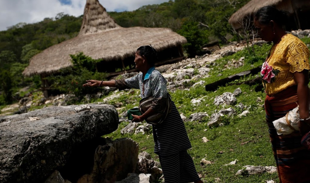 Hạn hán kéo dài khiến cư dân đảo ở Indonesia điêu đứng - Hình 11 Han han keo dai khien cu dan dao o Indonesia dieu dung-Hinh-11