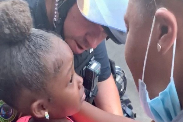 Xúc động cảnh sát ôm, trấn an bé gái da màu giữa biểu tình Xuc dong canh sat om, tran an be gai da mau giua bieu tinh