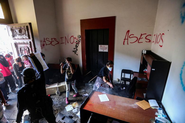 Cảnh sát và người biểu tình tại Mexico đụng độ dữ dội - Hình 11 Canh sat va nguoi bieu tinh tai Mexico dung do du doi-Hinh-11