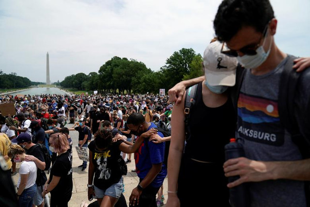 Vụ George Floyd: Biển người biểu tình ở thủ đô nước Mỹ - Hình 11 Vu George Floyd: Bien nguoi bieu tinh o thu do nuoc My-Hinh-11