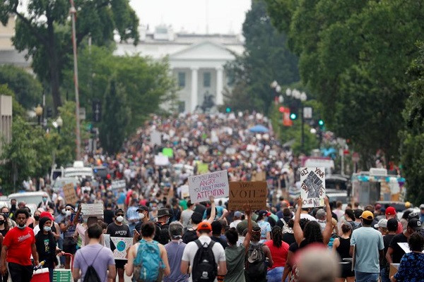 Vụ George Floyd: Biển người biểu tình ở thủ đô nước Mỹ - Hình 2 Vu George Floyd: Bien nguoi bieu tinh o thu do nuoc My-Hinh-2