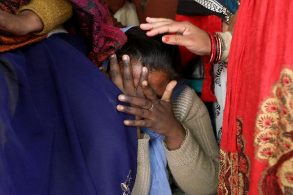 Nạn nhân hiếp dâm chết thảm khi bị thiêu sống trên đường đến tòa Nan nhan hiep dam chet tham khi bi thieu song tren duong den toa