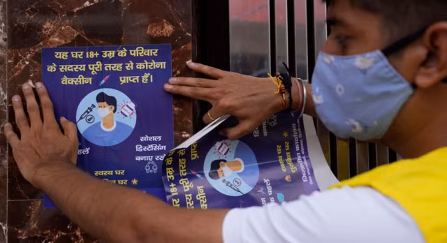 Người dân nông thôn Ấn Độ xếp hàng dài tiêm vaccine COVID-19 - Hình 9 Nguoi dan nong thon An Do xep hang dai tiem vaccine COVID-19-Hinh-9