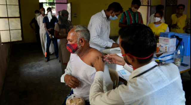 Người dân nông thôn Ấn Độ xếp hàng dài tiêm vaccine COVID-19 - Hình 4 Nguoi dan nong thon An Do xep hang dai tiem vaccine COVID-19-Hinh-4