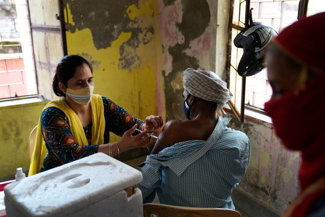 Người dân nông thôn Ấn Độ xếp hàng dài tiêm vaccine COVID-19 - Hình 2 Nguoi dan nong thon An Do xep hang dai tiem vaccine COVID-19-Hinh-2
