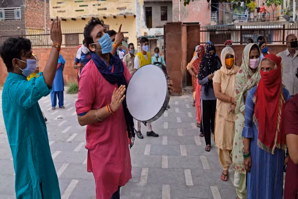 Người dân nông thôn Ấn Độ xếp hàng dài tiêm vaccine COVID-19 - Hình 3 Nguoi dan nong thon An Do xep hang dai tiem vaccine COVID-19-Hinh-3