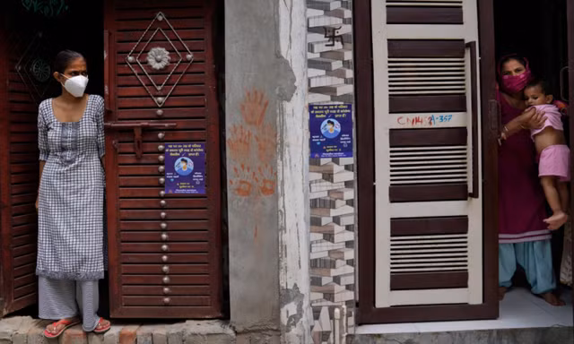 Người dân nông thôn Ấn Độ xếp hàng dài tiêm vaccine COVID-19 - Hình 10 Nguoi dan nong thon An Do xep hang dai tiem vaccine COVID-19-Hinh-10