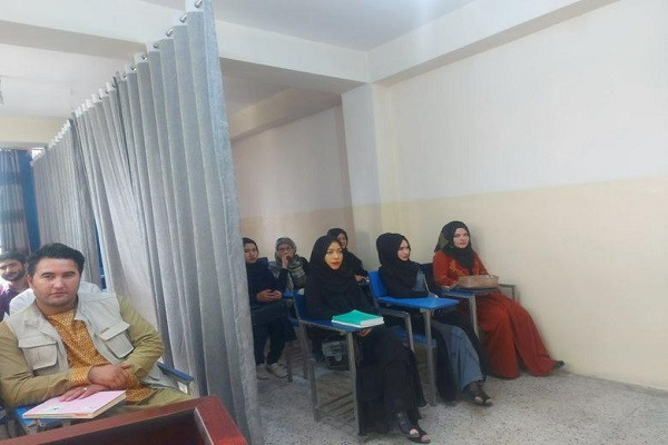 Loạt ảnh lớp học đặc biệt ngăn cách nam - nữ ở Afghanistan Loat anh lop hoc dac biet ngan cach nam - nu o Afghanistan