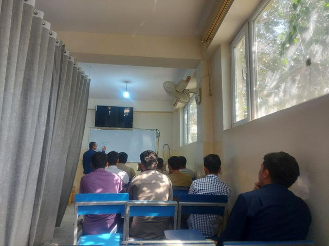Loạt ảnh lớp học đặc biệt ngăn cách nam - nữ ở Afghanistan - Hình 6 Loat anh lop hoc dac biet ngan cach nam - nu o Afghanistan-Hinh-6