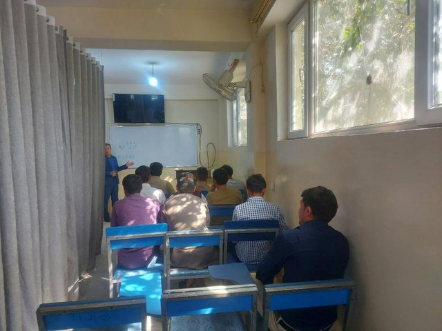 Loạt ảnh lớp học đặc biệt ngăn cách nam - nữ ở Afghanistan - Hình 2 Loat anh lop hoc dac biet ngan cach nam - nu o Afghanistan-Hinh-2