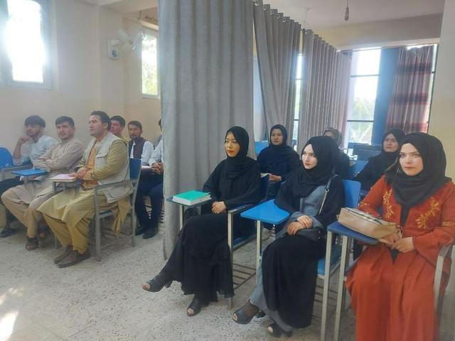 Loạt ảnh lớp học đặc biệt ngăn cách nam - nữ ở Afghanistan - Hình 3 Loat anh lop hoc dac biet ngan cach nam - nu o Afghanistan-Hinh-3