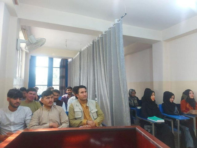 Loạt ảnh lớp học đặc biệt ngăn cách nam - nữ ở Afghanistan - Hình 5 Loat anh lop hoc dac biet ngan cach nam - nu o Afghanistan-Hinh-5