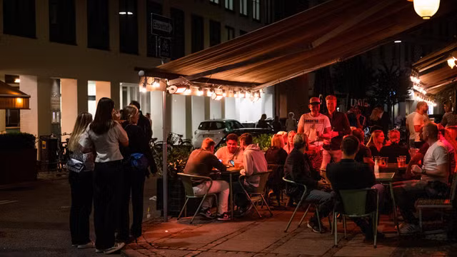 Dieu cuc dac biet o quoc gia EU dau tien thoat khoi COVID-19