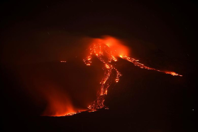 Cận cảnh núi lửa Etna hoạt động mạnh nhất Châu Âu phun trào - Hình 13 Can canh nui lua Etna hoat dong manh nhat Chau Au phun trao-Hinh-13