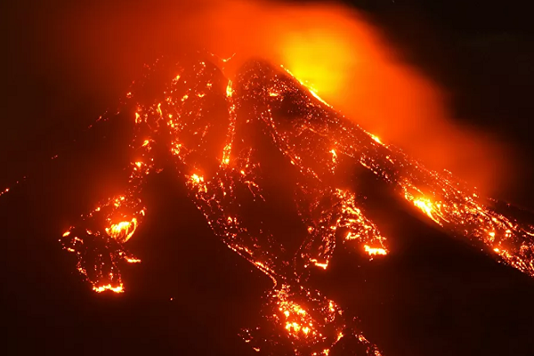 Cận cảnh núi lửa Etna hoạt động mạnh nhất Châu Âu phun trào - Hình 2 Can canh nui lua Etna hoat dong manh nhat Chau Au phun trao-Hinh-2