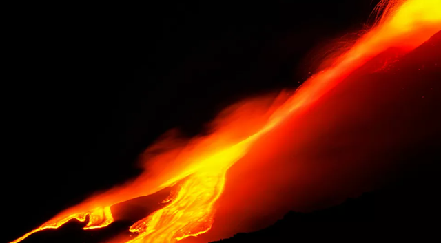 Cận cảnh núi lửa Etna hoạt động mạnh nhất Châu Âu phun trào - Hình 3 Can canh nui lua Etna hoat dong manh nhat Chau Au phun trao-Hinh-3