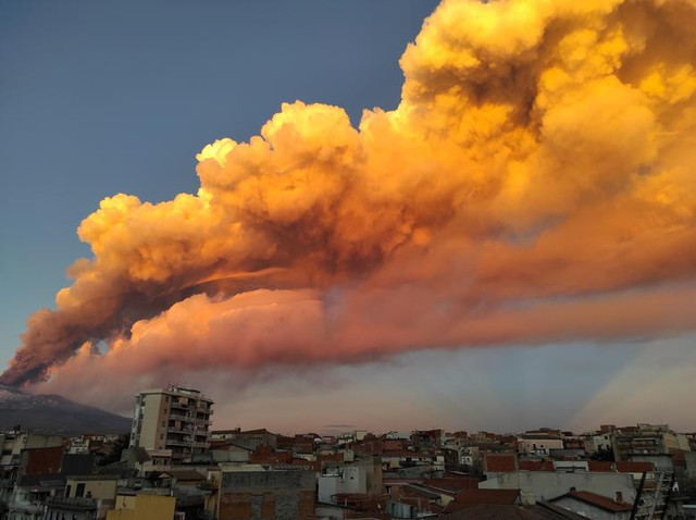 Cận cảnh núi lửa Etna hoạt động mạnh nhất Châu Âu phun trào - Hình 9 Can canh nui lua Etna hoat dong manh nhat Chau Au phun trao-Hinh-9