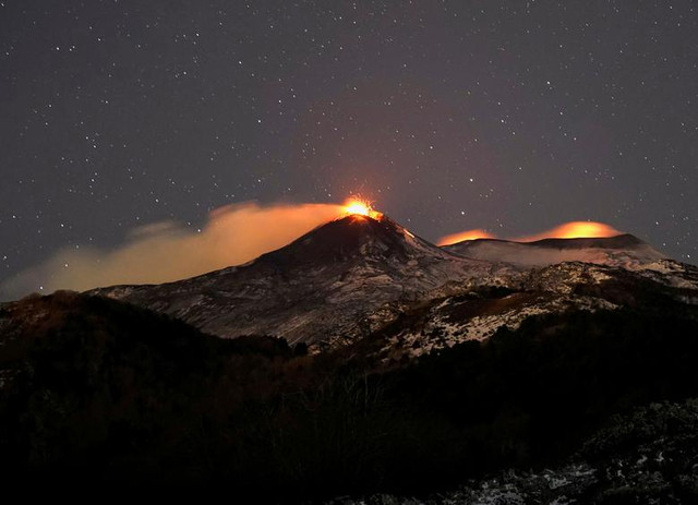 Cận cảnh núi lửa Etna hoạt động mạnh nhất Châu Âu phun trào - Hình 12 Can canh nui lua Etna hoat dong manh nhat Chau Au phun trao-Hinh-12