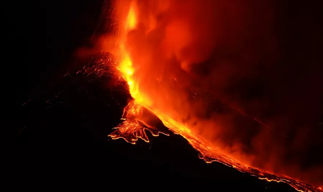 Cận cảnh núi lửa Etna hoạt động mạnh nhất Châu Âu phun trào - Hình 7 Can canh nui lua Etna hoat dong manh nhat Chau Au phun trao-Hinh-7
