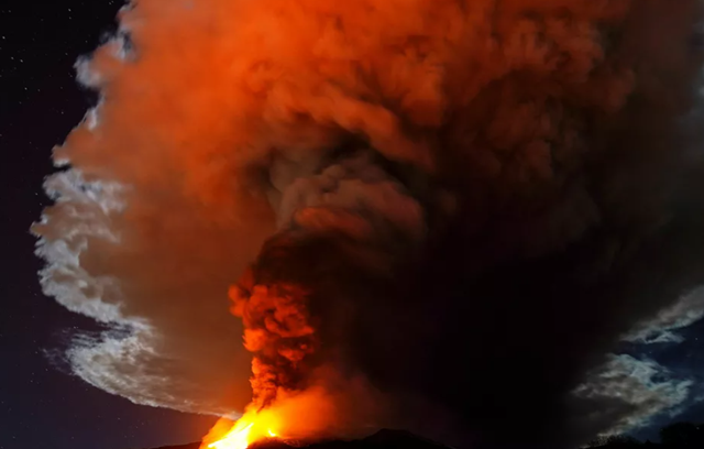 Cận cảnh núi lửa Etna hoạt động mạnh nhất Châu Âu phun trào Can canh nui lua Etna hoat dong manh nhat Chau Au phun trao