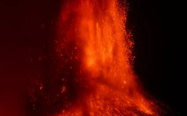 Cận cảnh núi lửa Etna hoạt động mạnh nhất Châu Âu phun trào - Hình 4 Can canh nui lua Etna hoat dong manh nhat Chau Au phun trao-Hinh-4