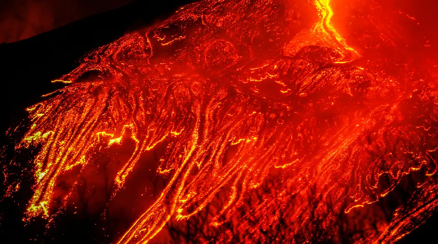 Cận cảnh núi lửa Etna hoạt động mạnh nhất Châu Âu phun trào - Hình 5 Can canh nui lua Etna hoat dong manh nhat Chau Au phun trao-Hinh-5