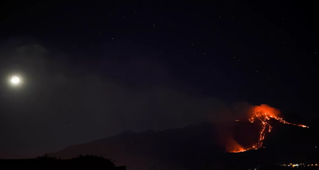 Cận cảnh núi lửa Etna hoạt động mạnh nhất Châu Âu phun trào - Hình 6 Can canh nui lua Etna hoat dong manh nhat Chau Au phun trao-Hinh-6