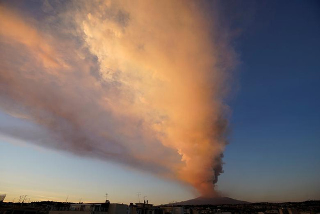 Cận cảnh núi lửa Etna hoạt động mạnh nhất Châu Âu phun trào - Hình 10 Can canh nui lua Etna hoat dong manh nhat Chau Au phun trao-Hinh-10
