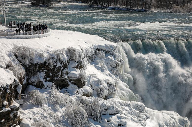 Cận cảnh thác nước Niagara hùng vĩ đóng băng - Hình 4 Can canh thac nuoc Niagara hung vi dong bang-Hinh-4