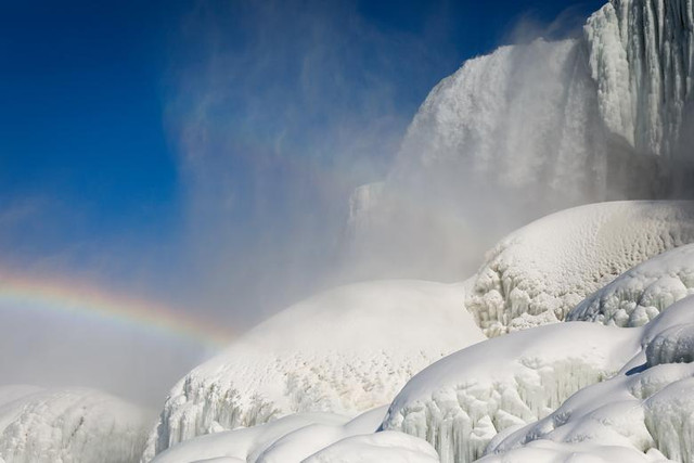 Cận cảnh thác nước Niagara hùng vĩ đóng băng - Hình 10 Can canh thac nuoc Niagara hung vi dong bang-Hinh-10