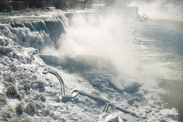 Cận cảnh thác nước Niagara hùng vĩ đóng băng - Hình 11 Can canh thac nuoc Niagara hung vi dong bang-Hinh-11