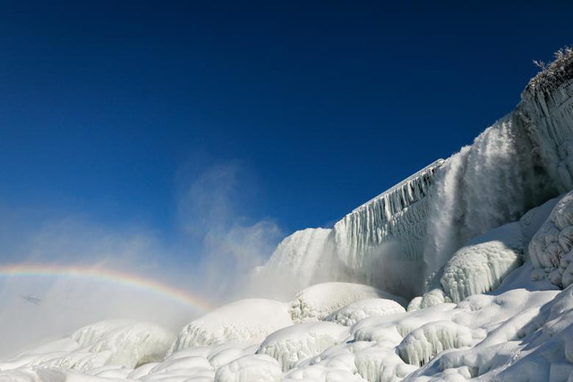 Cận cảnh thác nước Niagara hùng vĩ đóng băng - Hình 6 Can canh thac nuoc Niagara hung vi dong bang-Hinh-6