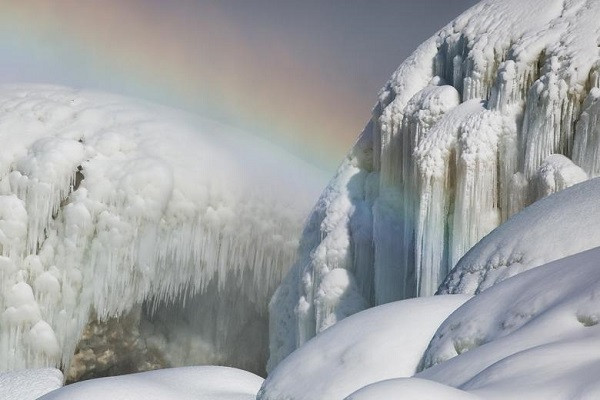 Cận cảnh thác nước Niagara hùng vĩ đóng băng Can canh thac nuoc Niagara hung vi dong bang